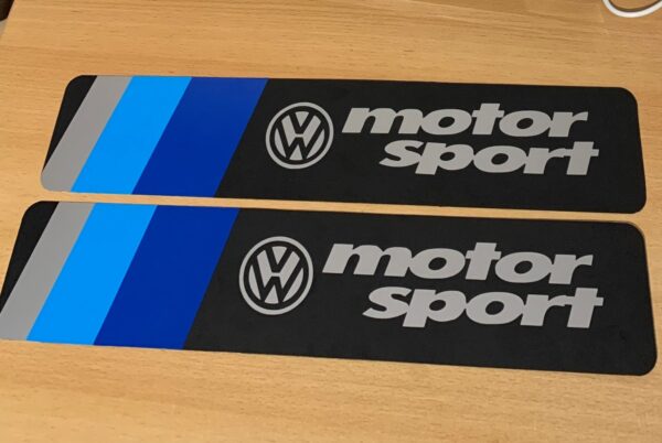 Volkswagen motorsport sticker op een kentekenplaat