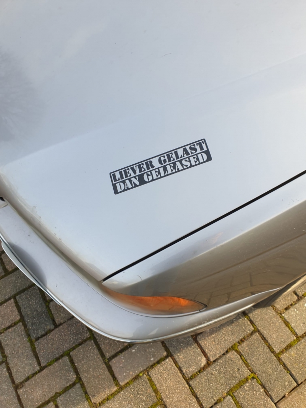 Liever gelast dan geleased sticker